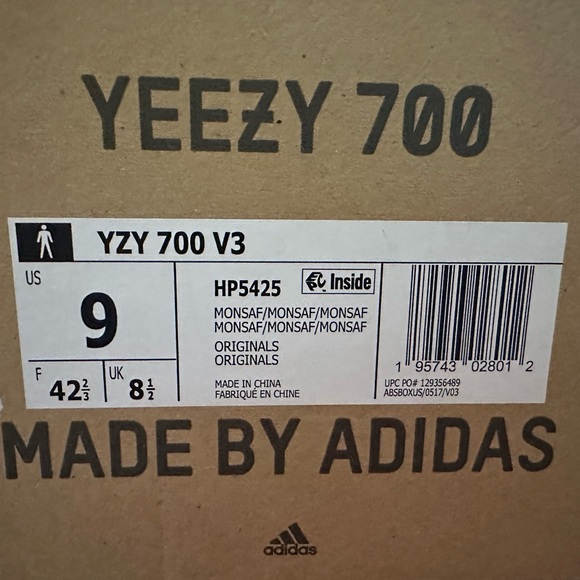 Yeezy - Yzy 700 V3 Originals size 9 with (2) extra pairs of laces